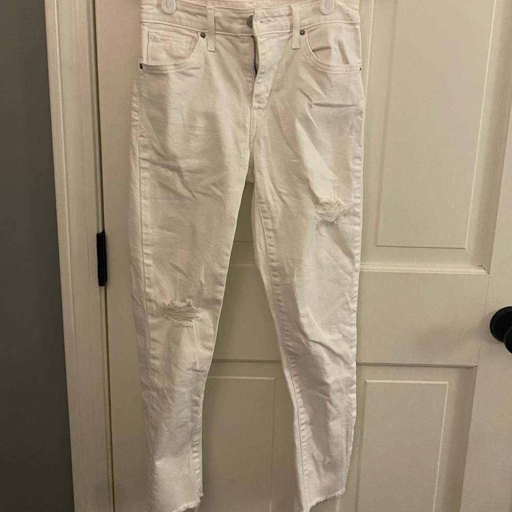 high rise white Levi skinny jeans